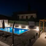 Mia With Pool Villa *
