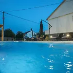 Villa Mia With Pool Donje Rastane