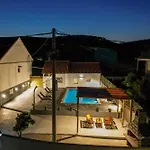 Mia With Pool Villa