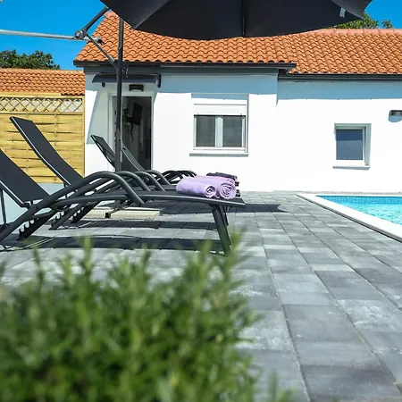 Mia With Pool Donje Rastane