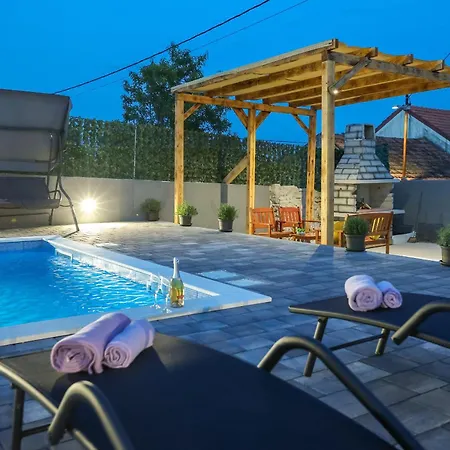 Villa Mia With Pool *