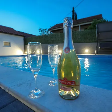 Villa Mia With Pool Donje Rastane