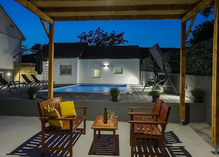 Mia With Pool Villa *