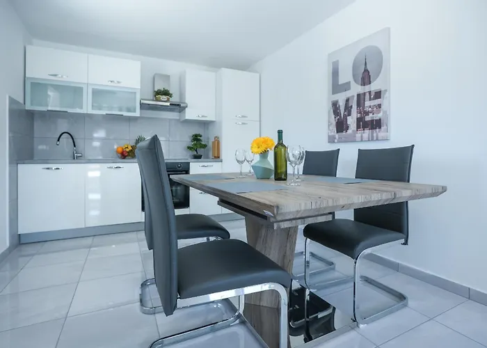 Villa Mia With Pool Donje Rastane