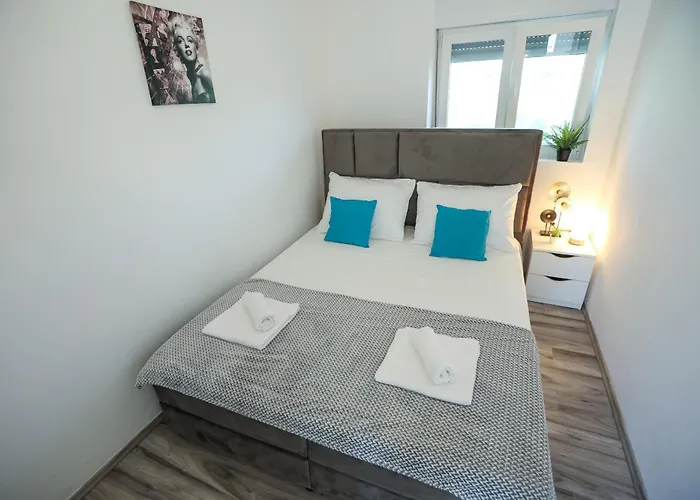 Mia With Pool Donje Rastane