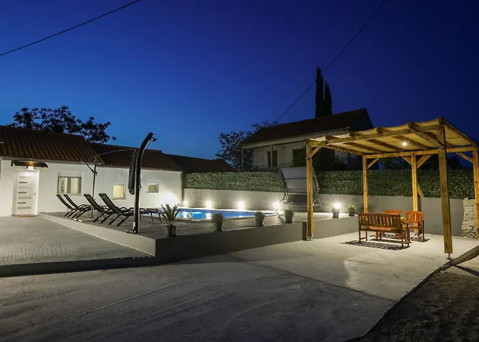 Villa Mia With Pool Donje Rastane