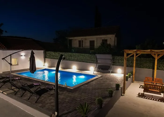 Mia With Pool Вилла *